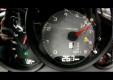Porsche Cayman S дрифтует на заснежанной дороге на высоких скоростях
